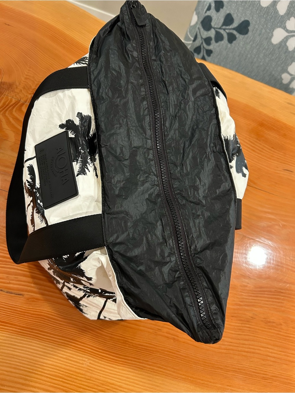 ALOHA Day Tripper Palm-Print Tote - Picture 3 of 15